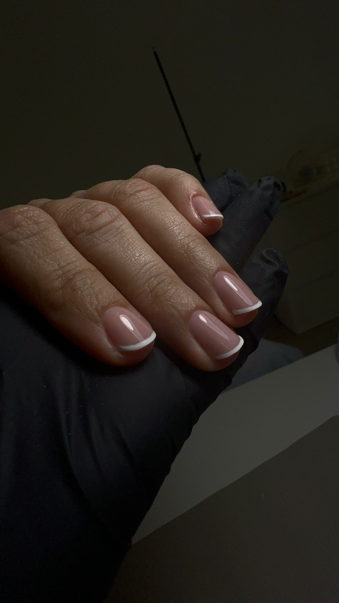 Imagem de uma mão com manicure aplicada